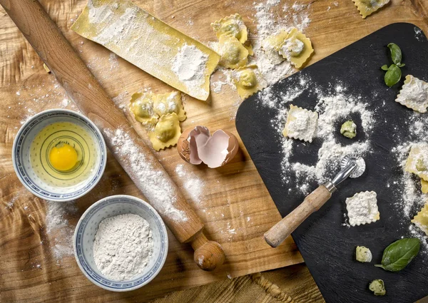 mantı, makarna çeşitleri dolma hamur kesme yapma