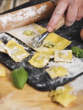 Mantı araçlar ve malzemeler ile mutfakta hazırlanması.