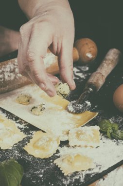 Mantı araçlar ve malzemeler ile mutfakta hazırlanması.