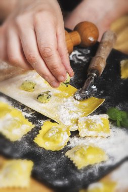 Mantı araçlar ve malzemeler ile mutfakta hazırlanması.