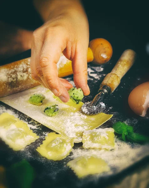 Preparación de ravioles en la cocina con herramientas e ingredientes . — Foto de Stock