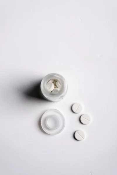 Pastillas y medicina sobre una pizarra blanca y fondo . — Foto de Stock