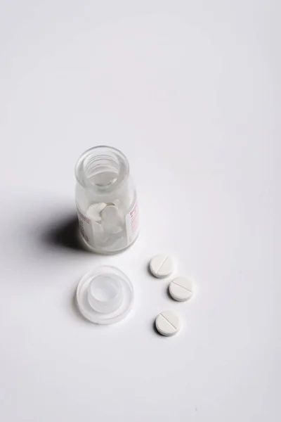 Pillen und Medikamente über Whiteboard und Rückwand. — Stockfoto