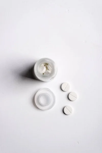 Pastillas y medicina sobre una pizarra blanca y fondo . — Foto de Stock
