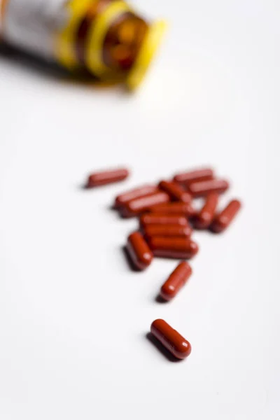 Hapları ve tıp bir beyaz tahta ve backrgound üzerinde.