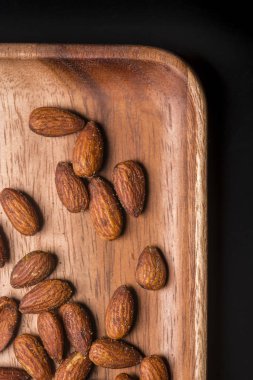 Bir kara tahta üzerinde ahşap sish kızarmış badem.