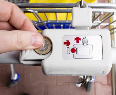 Süpermarket arabası - bir euro para Avrupa Birliği ile kilidini sepeti.