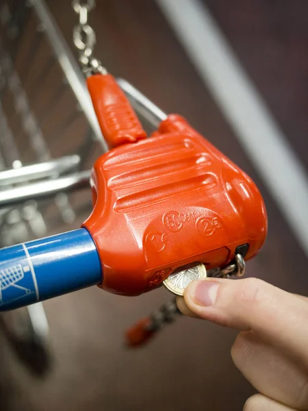 Süpermarket arabası - bir euro para Avrupa Birliği ile kilidini sepeti.