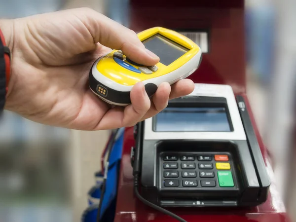 Pagando auto-serviço para compras de supermercado com scanner eletctronic mão . — Fotografia de Stock