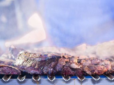 Izgara kırmızı et ve sosis batımında açık havada ile toplama