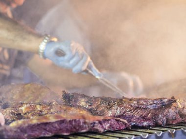 Izgara kırmızı et ve sosis batımında açık havada ile toplama