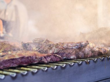 Izgara kırmızı et ve sosis batımında açık havada ile toplama