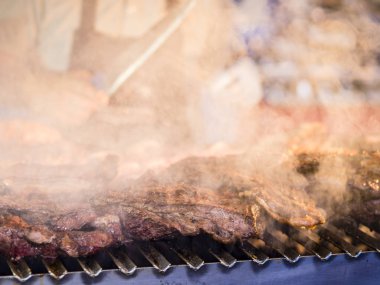 Izgara kırmızı et ve sosis batımında açık havada ile toplama