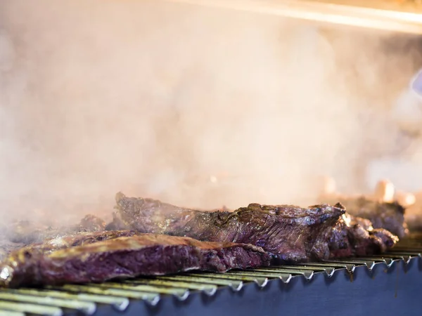 Izgara kırmızı et ve sosis batımında açık havada ile toplama