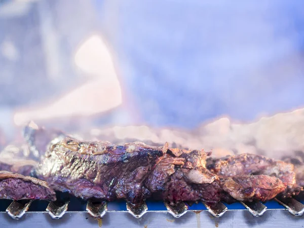 Izgara kırmızı et ve sosis batımında açık havada ile toplama