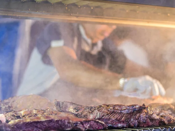 Izgara kırmızı et ve sosis batımında açık havada ile toplama