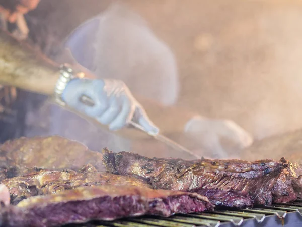 Izgara kırmızı et ve sosis batımında açık havada ile toplama