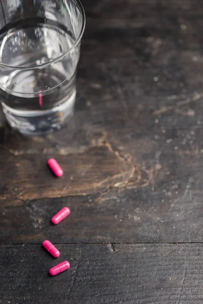 Pastillas y medicina sobre una mesa oscura y fondo . —  Fotos de Stock