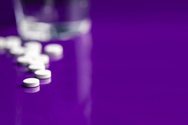 Білі таблетки на білому тлі з оптичним ефектом боке . — стокове фото
