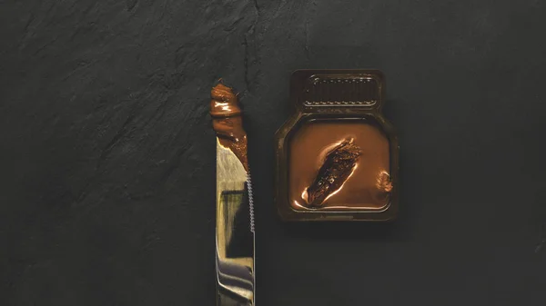 Hazelnut cream dirty knife , everyhour temptation for binging ad — Stock Photo, Image