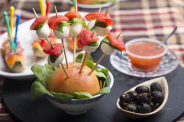 domates mozzarella şiş 