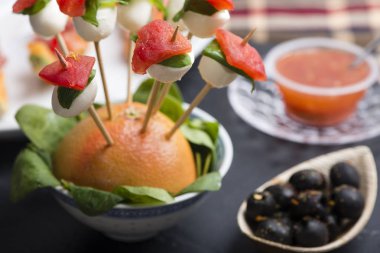 domates mozzarella şiş 