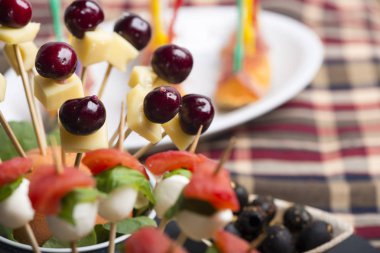 Kiraz peynir şiş ve diğer taze parmak gıdalar.