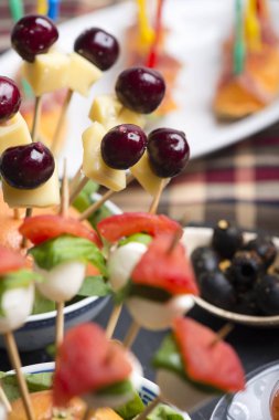 Kiraz peynir şiş ve diğer taze parmak gıdalar.