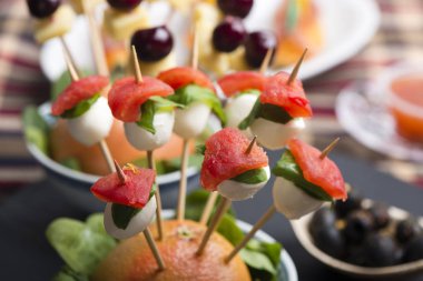 Domates mozzarella şiş ve diğer korumaya parmak gıda.
