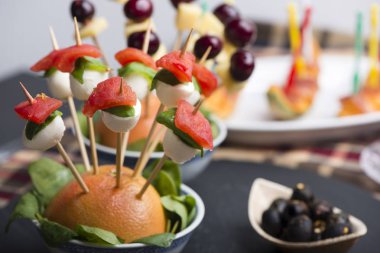 Domates mozzarella şiş ve diğer korumaya parmak gıda.