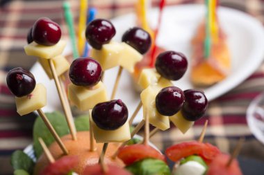 Domates mozzarella şiş ve diğer korumaya parmak gıda.