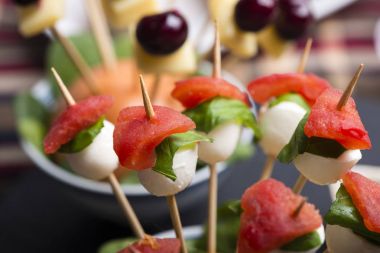 Domates mozzarella şiş ve diğer korumaya parmak gıda.