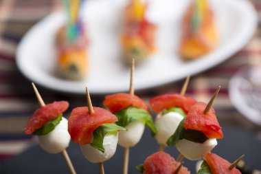 Domates mozzarella şiş ve diğer korumaya parmak gıda.