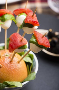 Domates mozzarella şiş ve diğer korumaya parmak gıda.