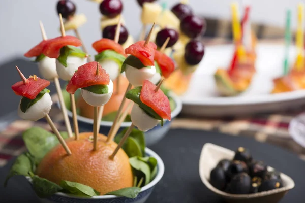 Domates mozzarella şiş ve diğer korumaya parmak gıda.