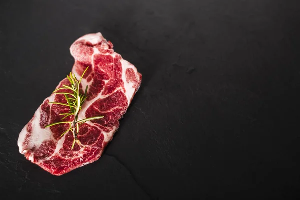 Domuz fileto sığır eti bir koyu siyah taş kaplama, stu üzerinde ızgara hazır