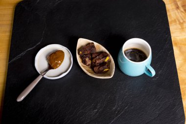 Tatlı molası veya krem, fındık ve Çerezler ile snack.