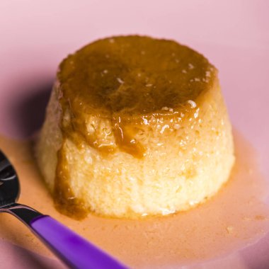 Börek - bir tatlı muhallebi krem karamel üstüne bir iğne üzerinde krem ile