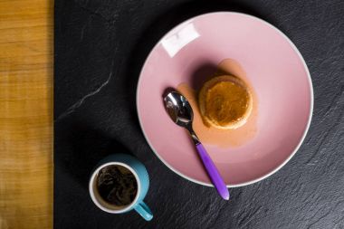 Börek - bir tatlı muhallebi krem karamel krem üstüne bir geleneksel el yapımı el yapımı tablecoth üzerinde pembe bir tabakta ile