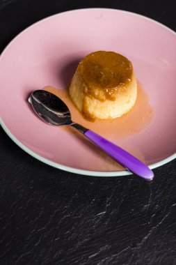 Börek - bir tatlı muhallebi krem karamel üstüne bir iğne üzerinde krem ile