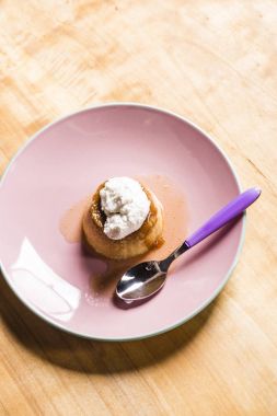 Börek - bir tatlı muhallebi krem karamel üstüne bir iğne üzerinde krem ile