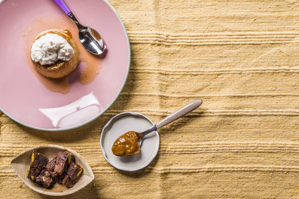 Börek - bir tatlı muhallebi krem karamel krem üstüne bir geleneksel el yapımı el yapımı tablecoth üzerinde pembe bir tabakta ile