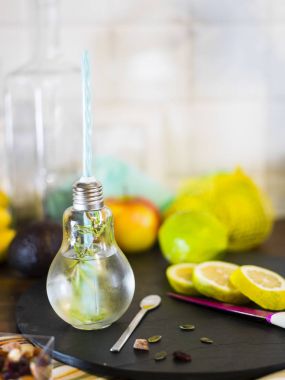 Bitkiler, meyveler ve sebzeler ile infüzyon su ile Detoks