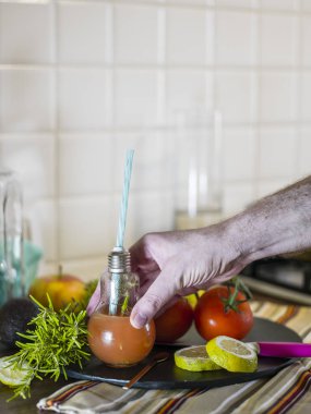 Hazırlama ve bir yaz sıcak gün soğuk taze kokteyller tatmak dostum