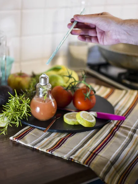 Hazırlama ve bir yaz sıcak gün soğuk taze kokteyller tatmak dostum