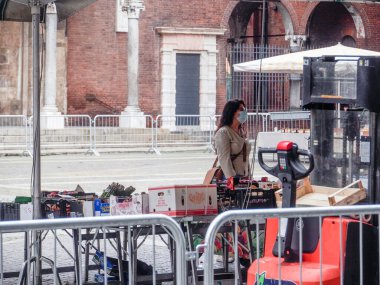 Cremona, Lombardy, İtalya - 13 Mayıs 2020 - İnsanlar yerel biyolojik açık gıda pazarında sosyal olarak alışveriş yapıyorlar