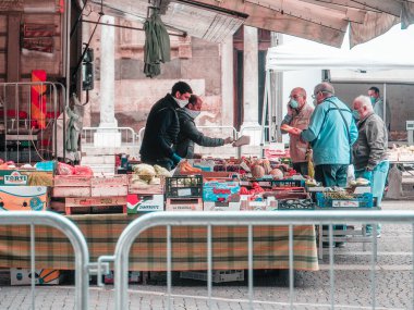 Cremona, Lombardy, İtalya - 13 Mayıs 2020 - İnsanlar yerel biyolojik açık gıda pazarında sosyal olarak alışveriş yapıyorlar
