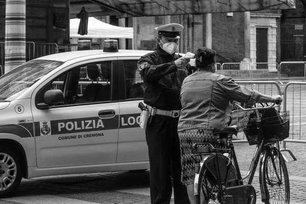 Cremona Lombardy Italy May 2020 Local Police Officer Measuring Adult — Stock Photo, Image