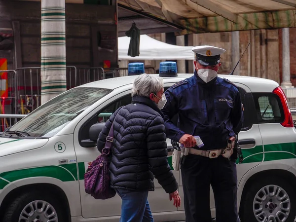 Cremona Lombardía Italia Mayo 2020 Oficial Policía Local Que Mide — Foto de Stock