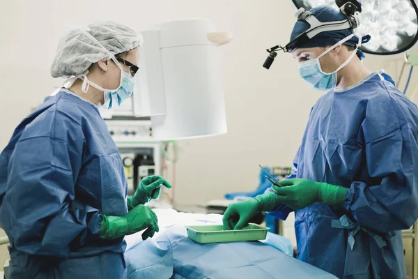 外科和护士在手术室的个人防护设备 Ppe 与患者的呼吸机 Covid 19大流行病爆发 — 图库照片